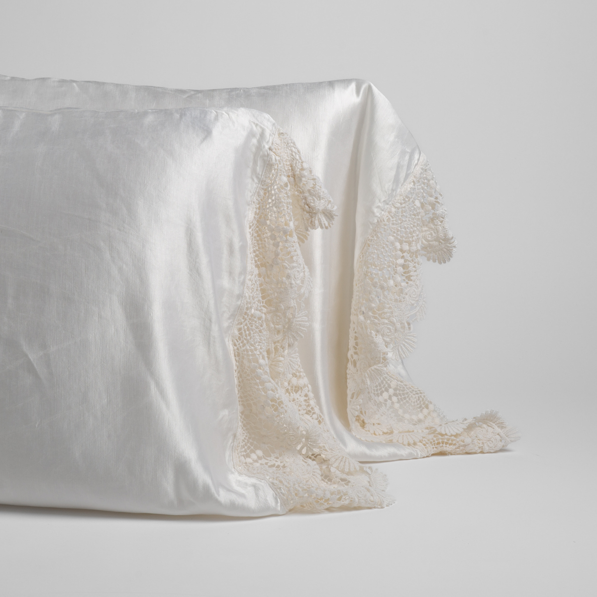 Lace trimmed pillowcases online