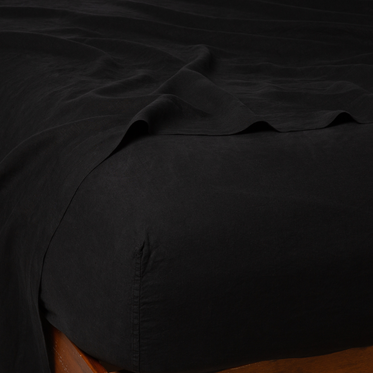 Linen Fitted Sheet | Corvino | close up of fitted sheet with matching rumpled flat sheet - corner view.