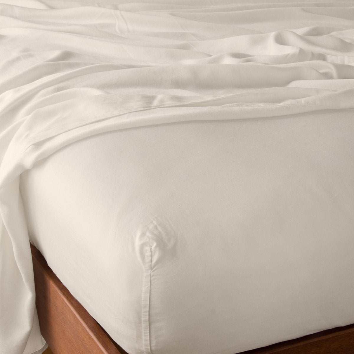 Madera Luxe Twin Fitted Sheets | Parchment | fitted sheet with matching rumpled flat sheet - top corner view.